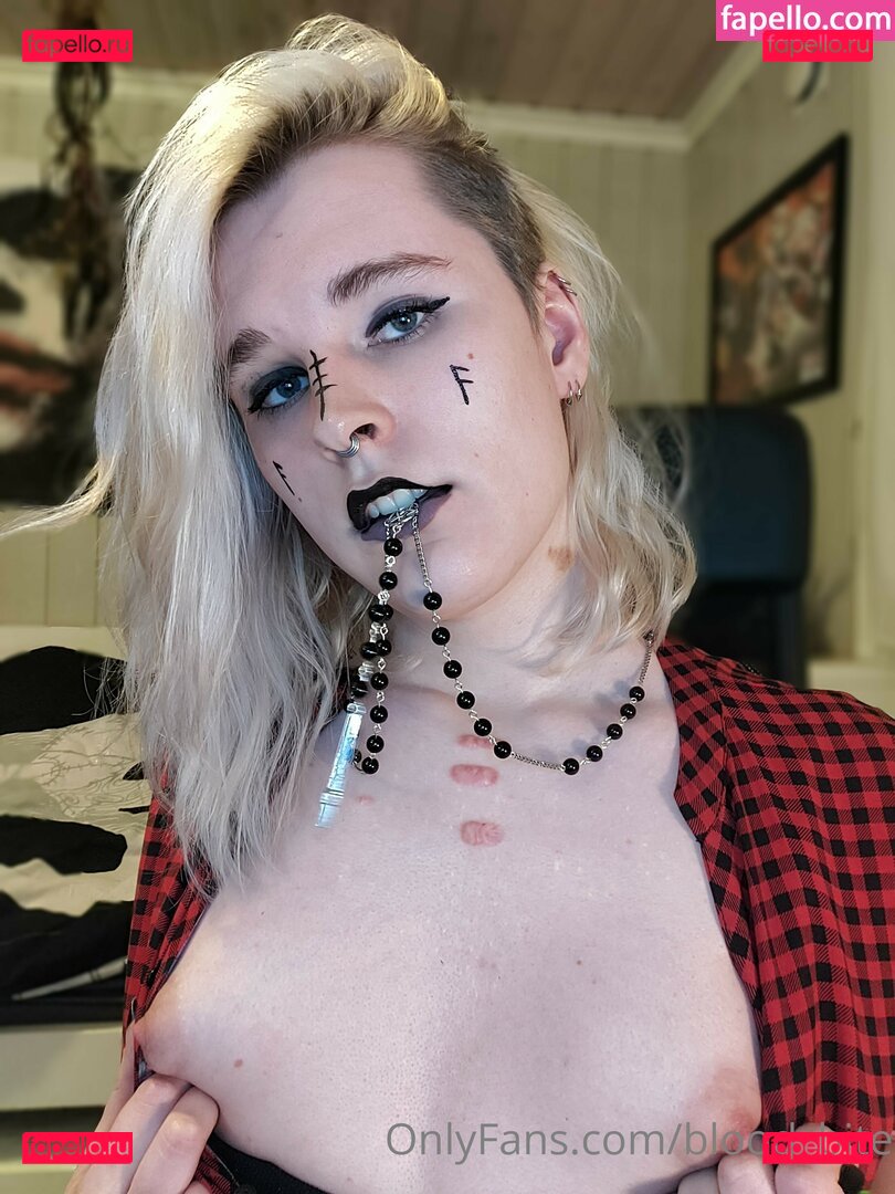 Rouge_Goth / Tall Goth / blood_bite Onlyfans Photo Gallery 