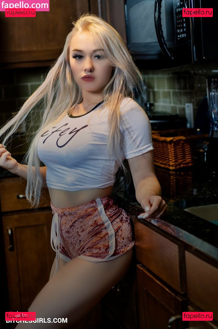 BluTube / Blukitsune9 / Orchidsandhoney / therealroyalblu Onlyfans Photo Gallery 