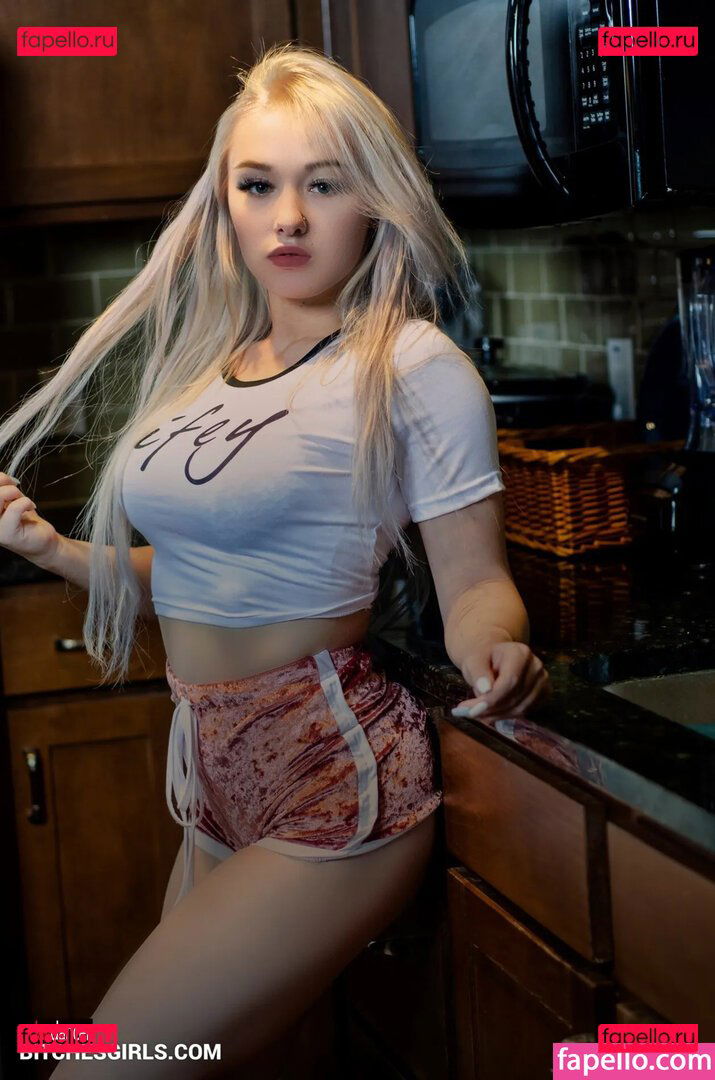 BluTube / Blukitsune9 / Orchidsandhoney / therealroyalblu Onlyfans Photo Gallery 