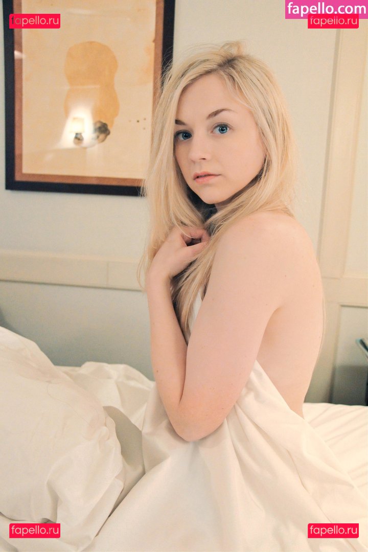 Emily Kinney / emmykinney / https: