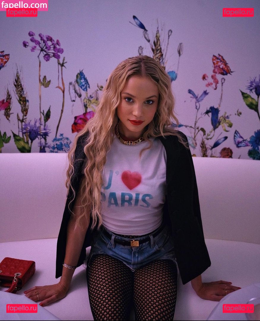 Rose Bertram / SteBertramRose / rose_bertram / rosebertram Onlyfans Photo Gallery 