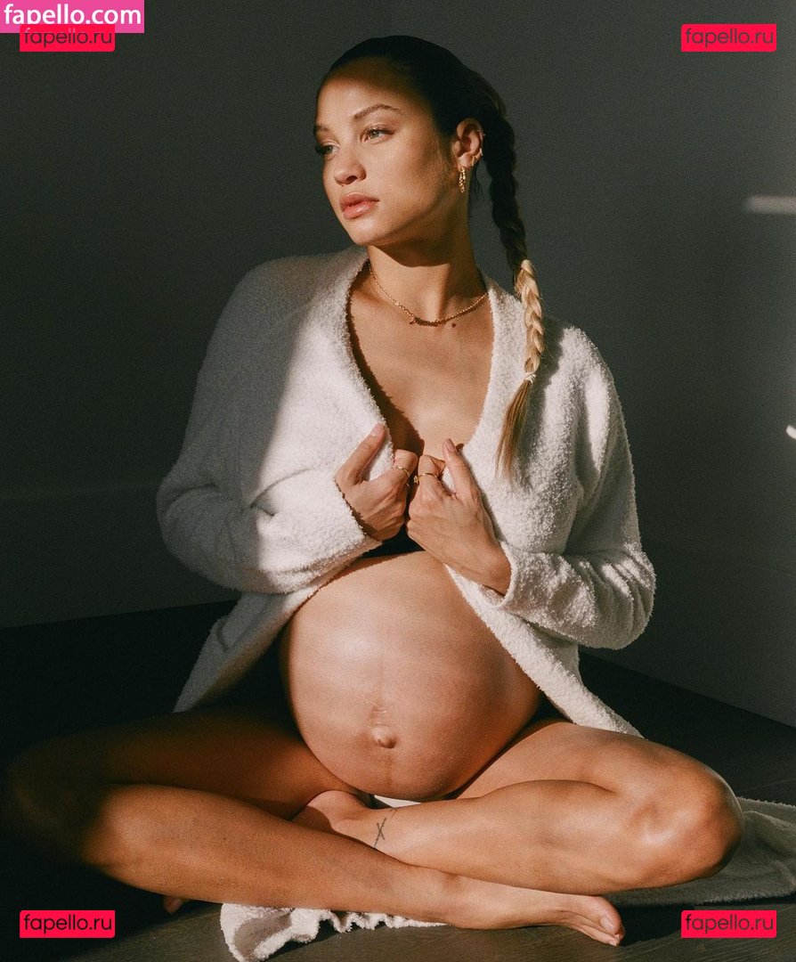 Rose Bertram / SteBertramRose / rose_bertram / rosebertram Onlyfans Photo Gallery 