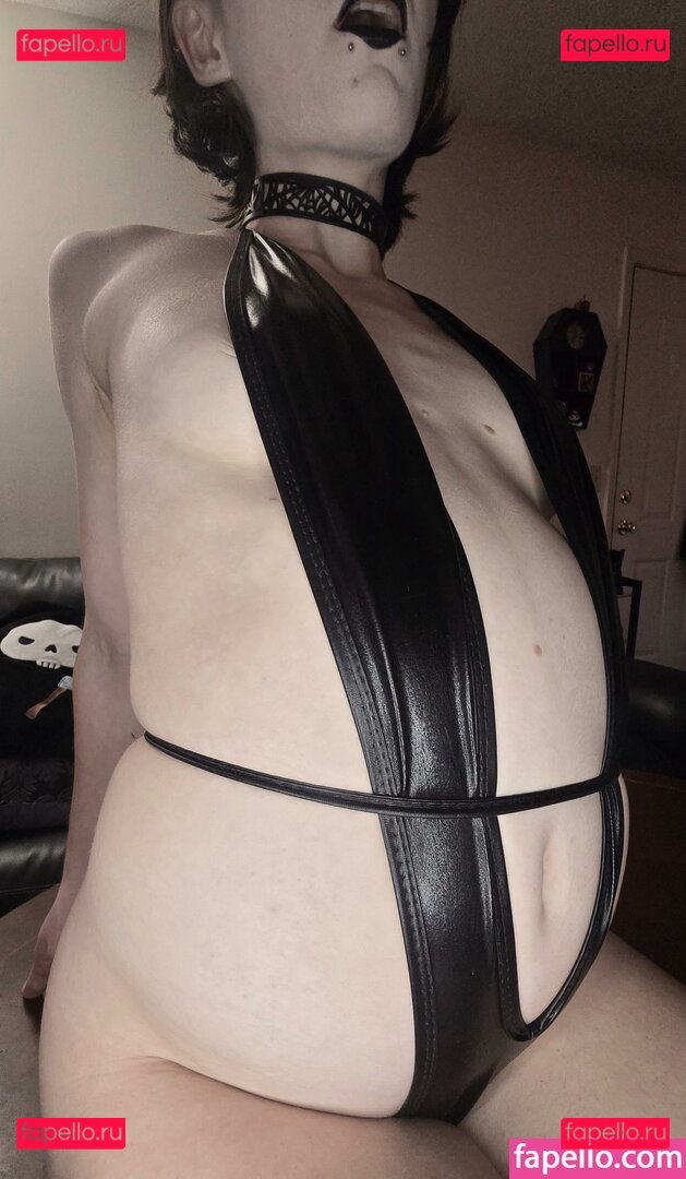 GwenInTheGraveyard / gwens.graveyard Onlyfans Photo Gallery 