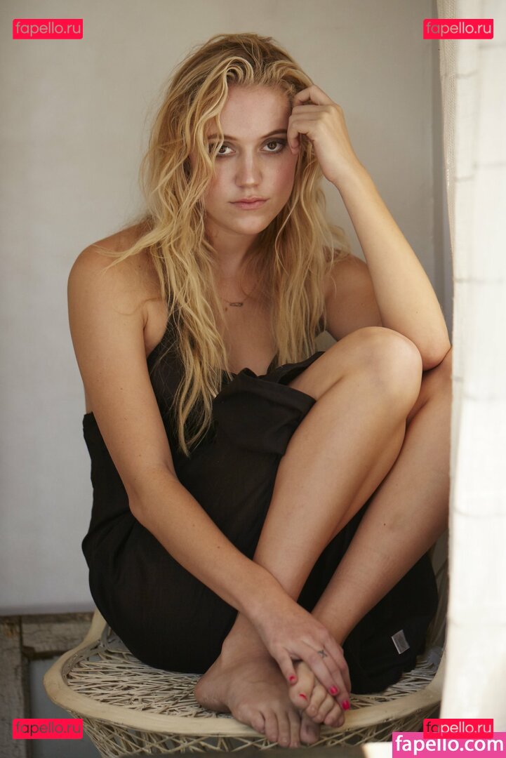 Maika Monroe / maikamonroe Onlyfans Photo Gallery 