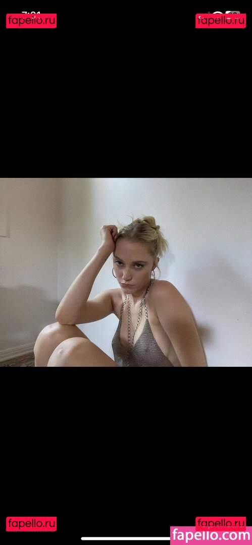 Maika Monroe / maikamonroe Onlyfans Photo Gallery 