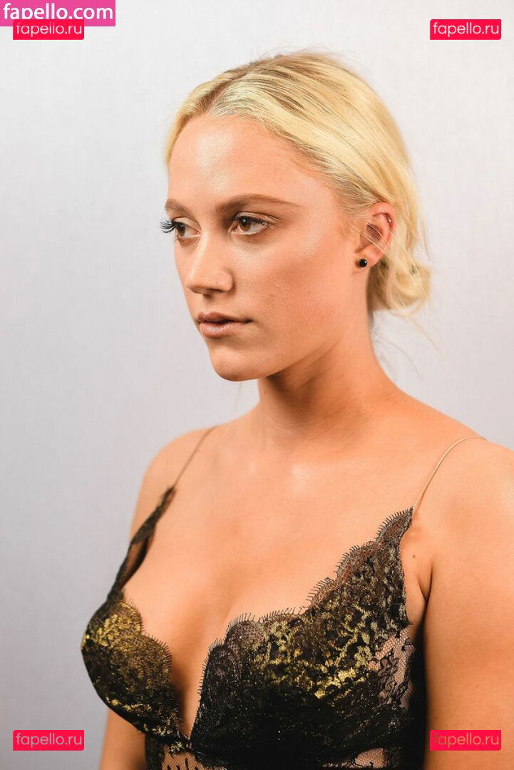 Maika Monroe / maikamonroe Onlyfans Photo Gallery 