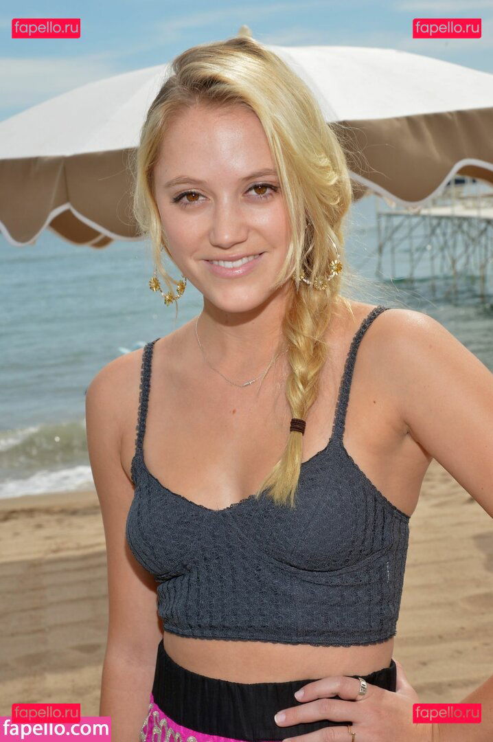 Maika Monroe / maikamonroe Onlyfans Photo Gallery 