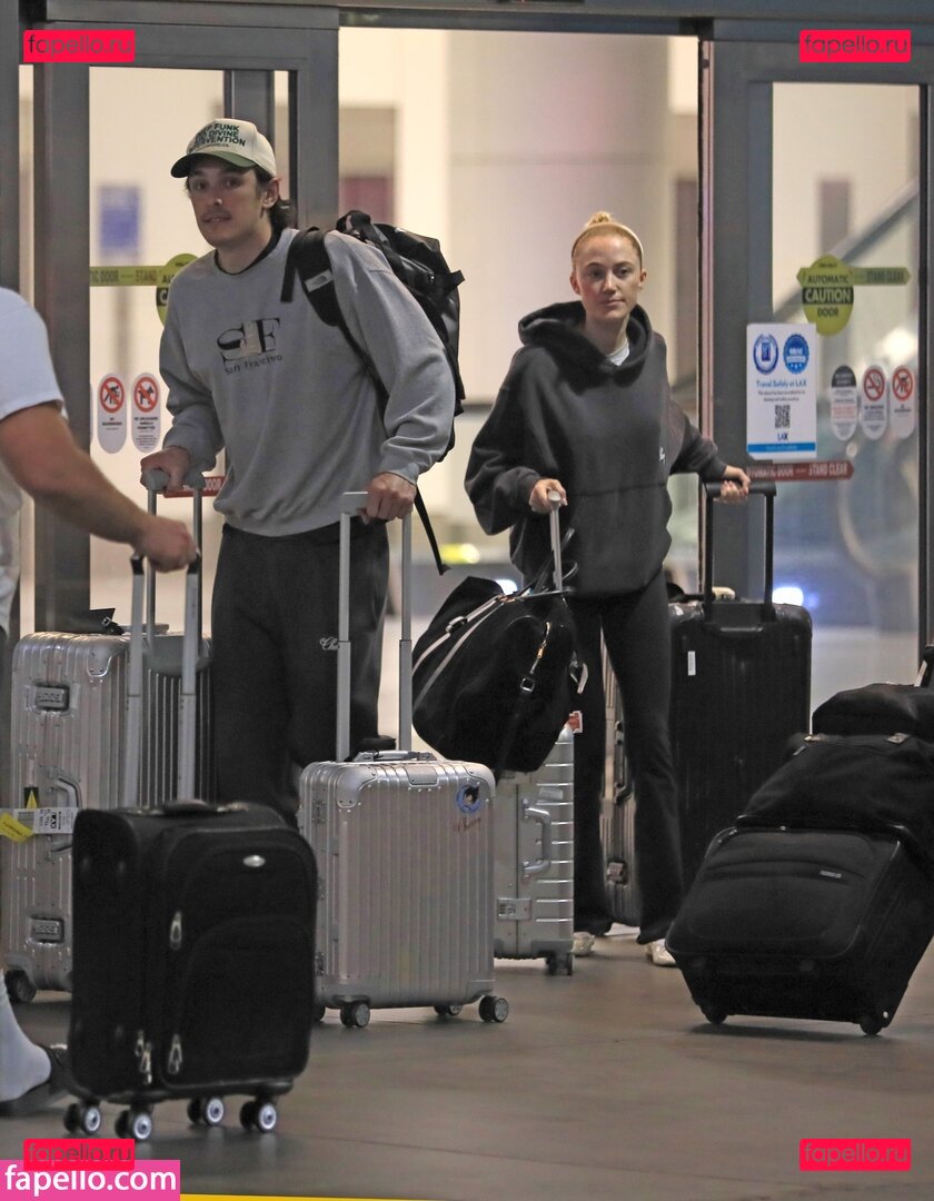 Maika Monroe / maikamonroe Onlyfans Photo Gallery 