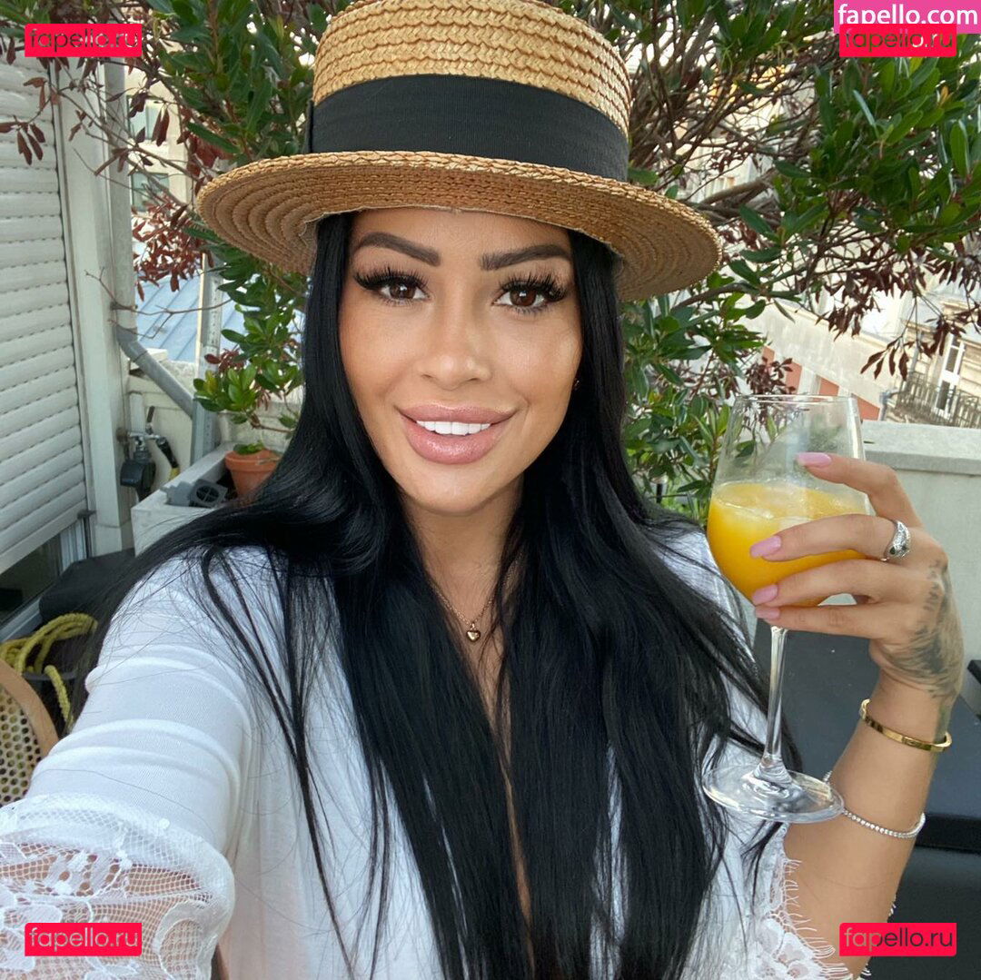 monaghazi1111 / monicasuarez / simonaion1 Onlyfans Photo Gallery 