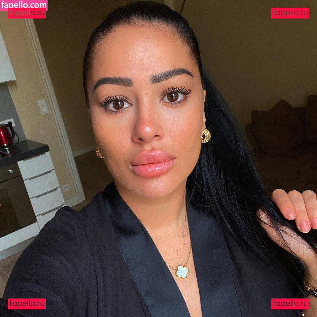 monaghazi1111 / monicasuarez / simonaion1 Onlyfans Photo Gallery 