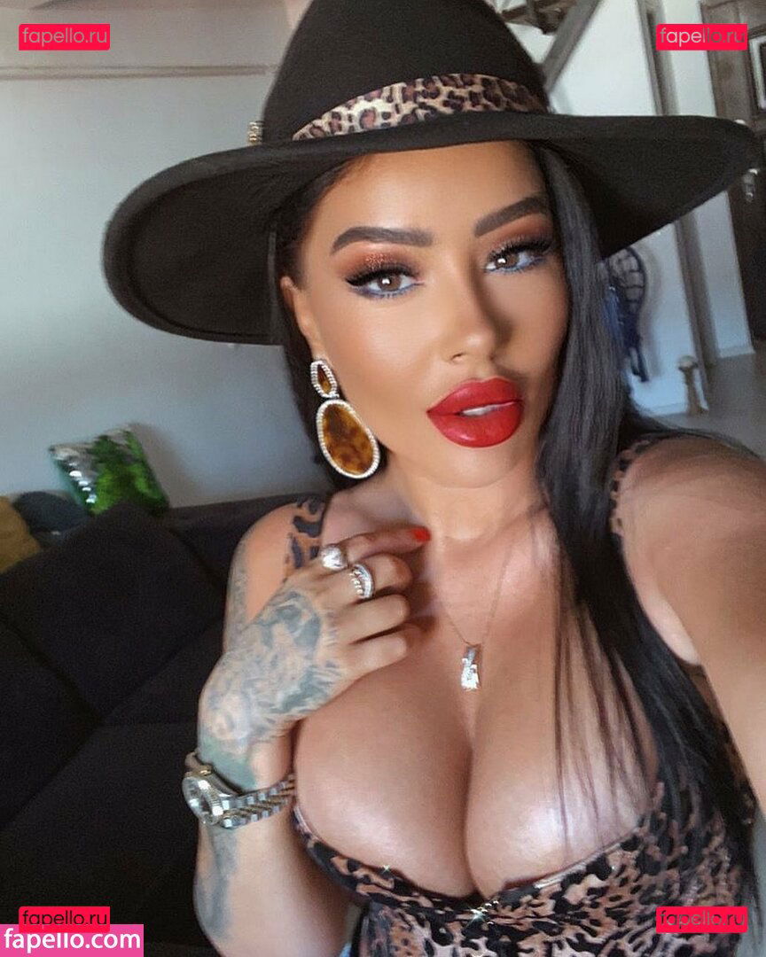 monaghazi1111 / monicasuarez / simonaion1 Onlyfans Photo Gallery 