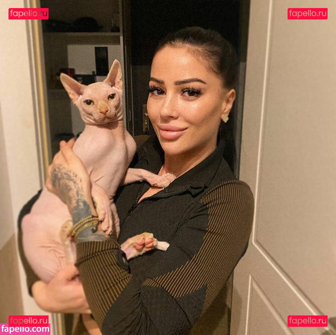 monaghazi1111 / monicasuarez / simonaion1 Onlyfans Photo Gallery 