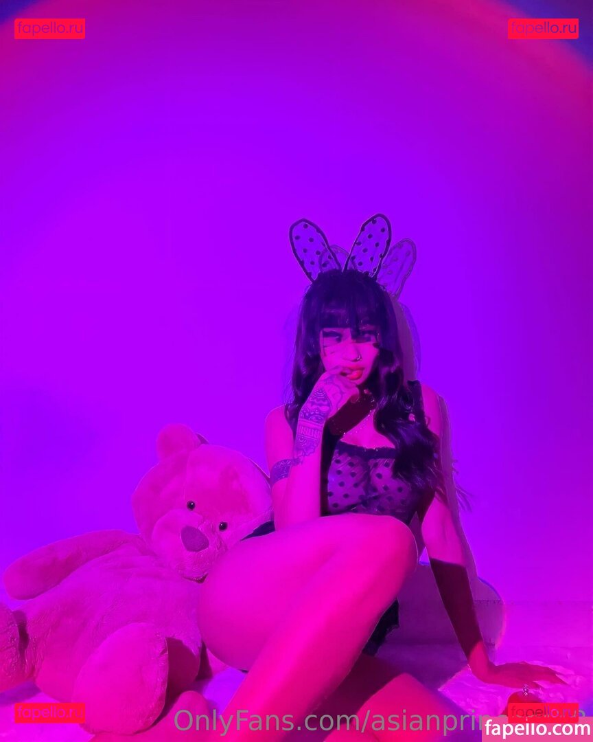 Vivian_19 / asianprincess18 / vivian19 Onlyfans Photo Gallery 