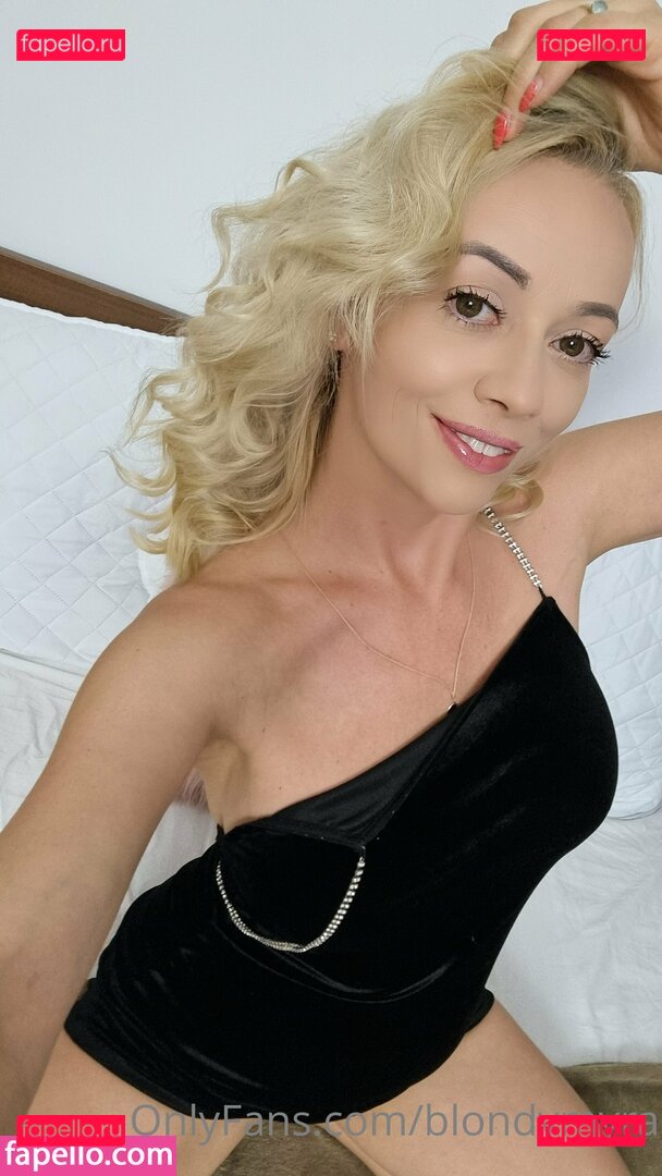 blondieofficial / blondymyra Onlyfans Photo Gallery 