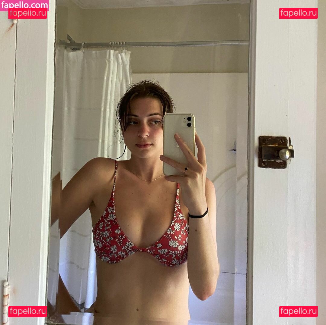 Lizzy McAlpine / lizzymcalpine Onlyfans Photo Gallery 