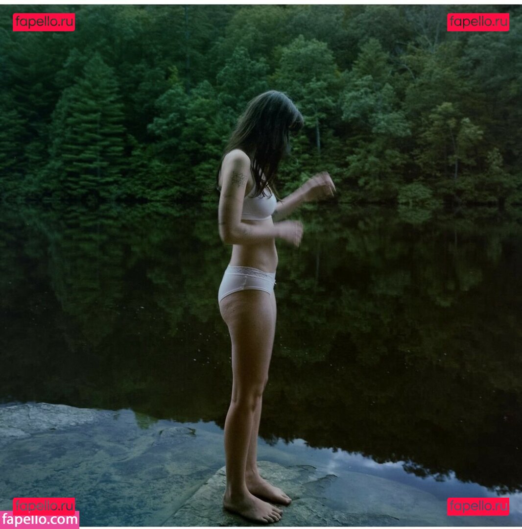 Lizzy McAlpine / lizzymcalpine Onlyfans Photo Gallery 