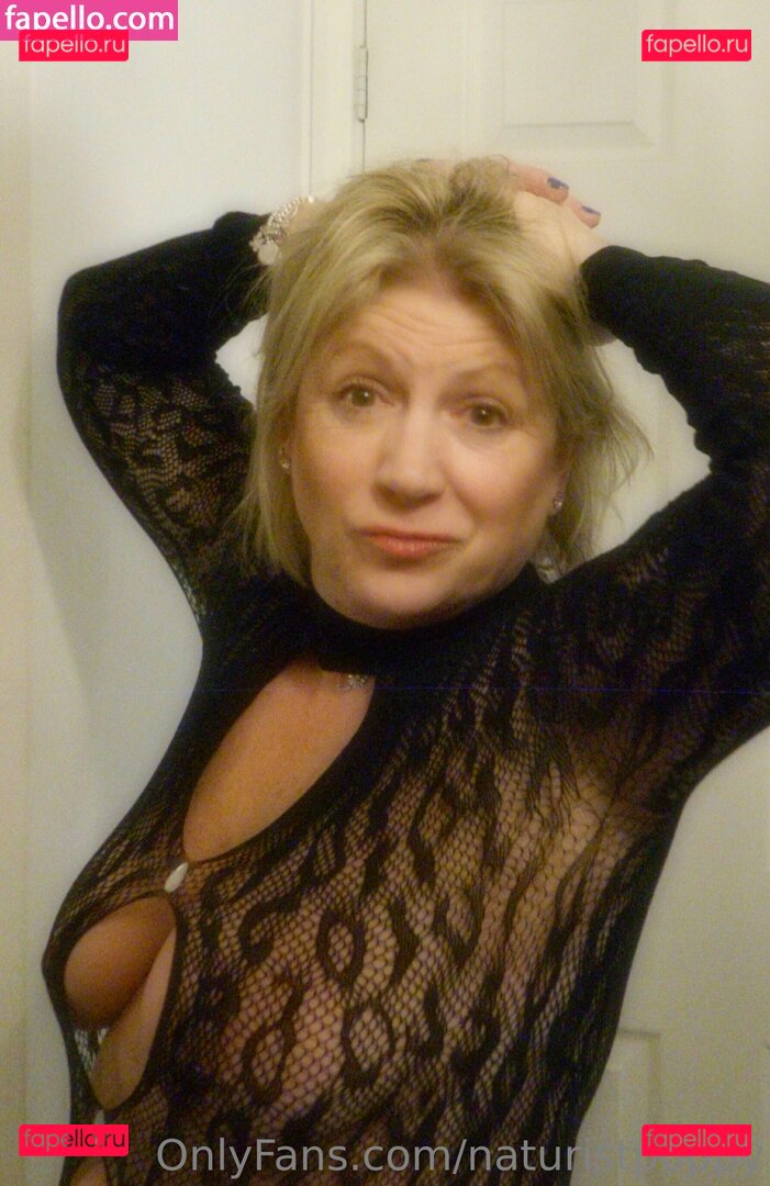 naturistpoppy / thelinenpoppy Onlyfans Photo Gallery 