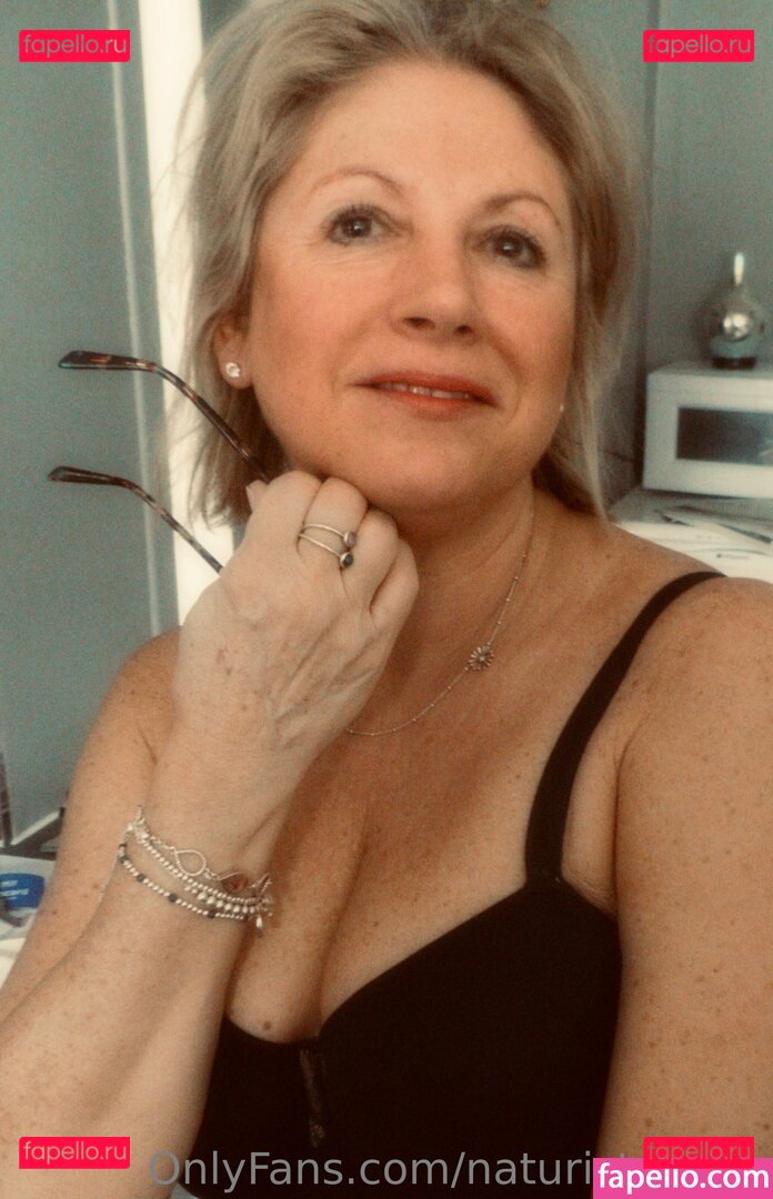 naturistpoppy / thelinenpoppy Onlyfans Photo Gallery 