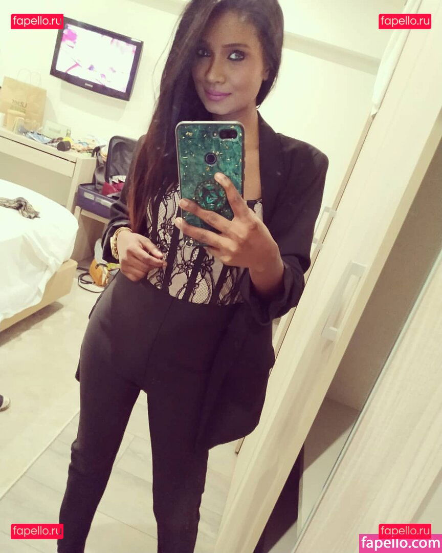 Resha Antony / ellynbabe / ellynxoxxo / reshaantony Onlyfans Photo Gallery 