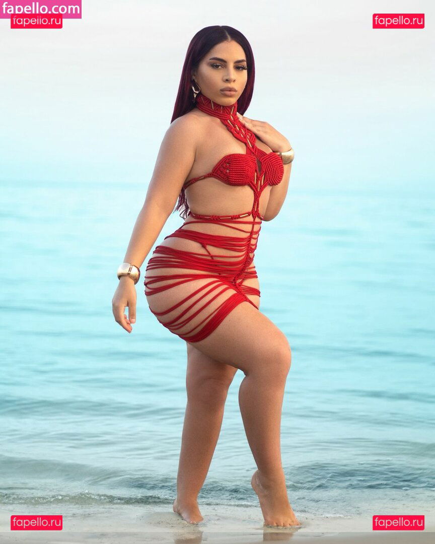 realkarladamaris / thick_gurl101 Onlyfans Photo Gallery 