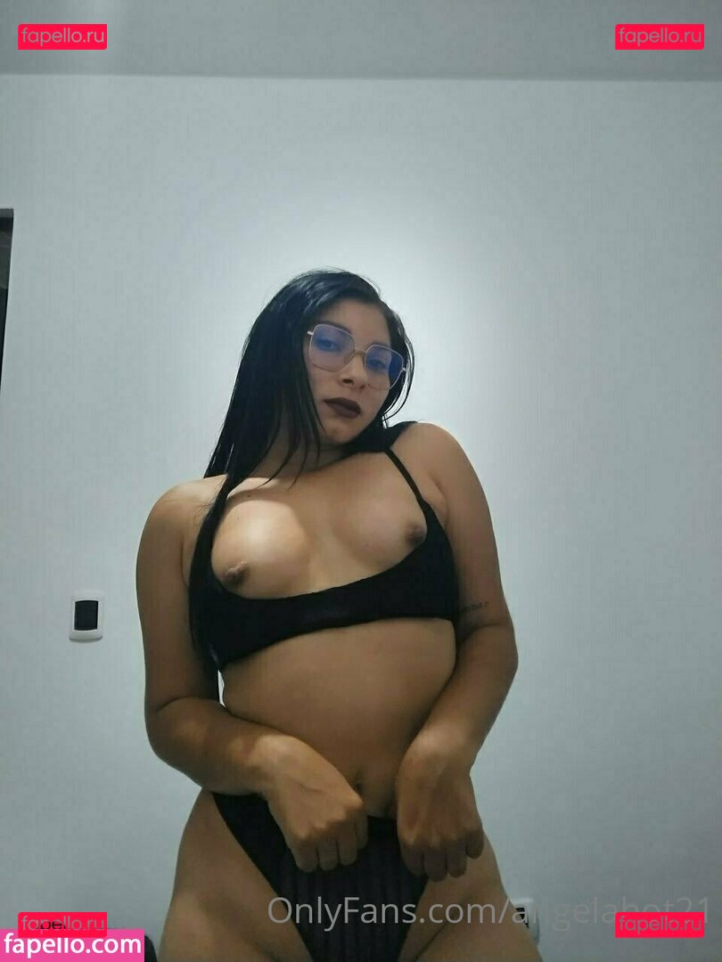 angelahot21 / lilhunee21 Onlyfans Photo Gallery 