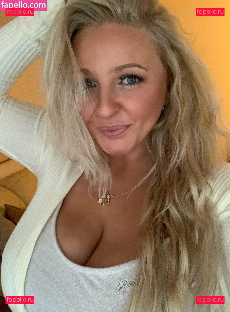Julie Nude Onlyfans Photo 39
