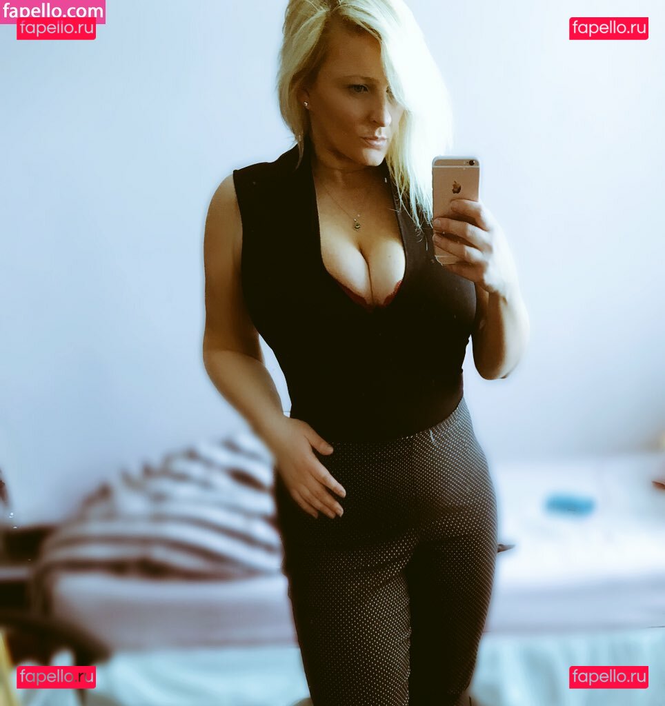 Julie Nude Onlyfans Photo 17