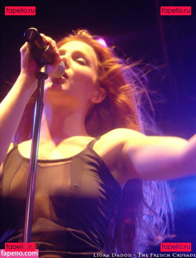 Simone Simons / simonesimons
