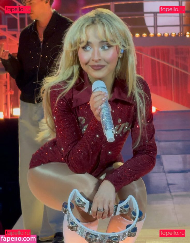 Sabrina Carpenter Nude Onlyfans Photo 24