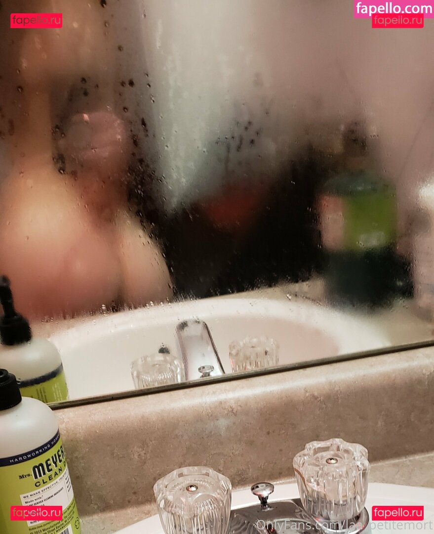 laa_petitemort Onlyfans Photo Gallery 