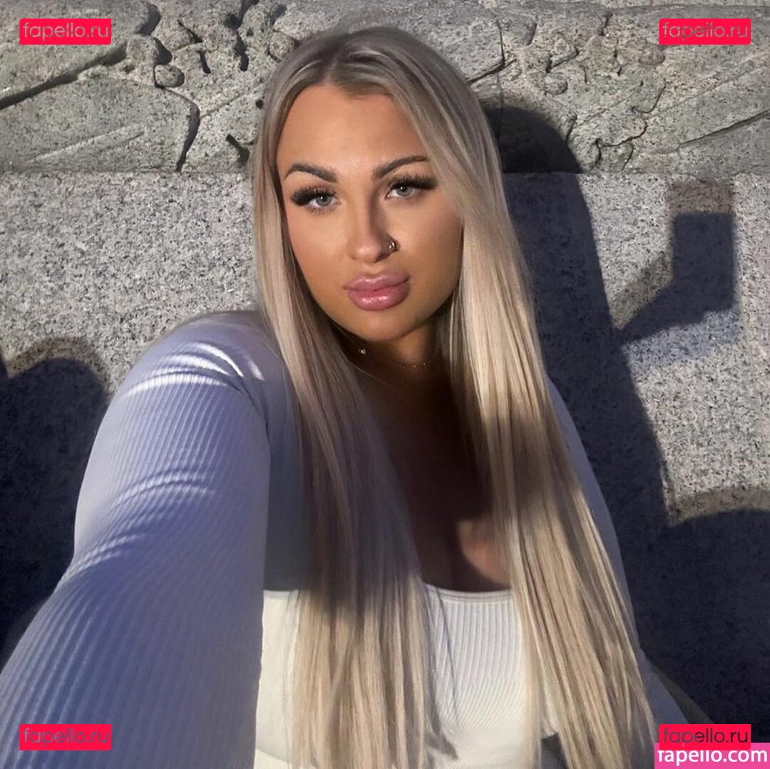 Abbie Carroll / abbcrrll / abbiecarroll_x  / abs.carroll Onlyfans Photo Gallery 