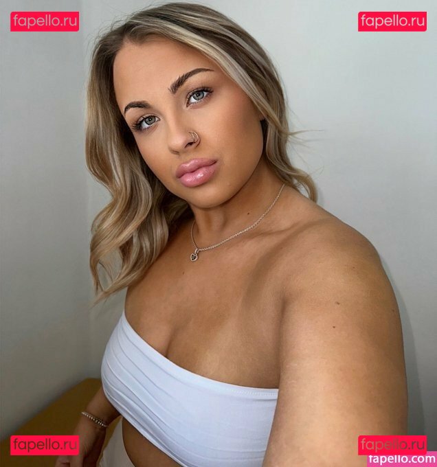 Abbie Carroll / abbcrrll / abbiecarroll_x  / abs.carroll Onlyfans Photo Gallery 