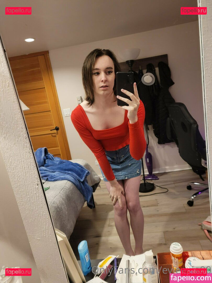 Evie Andrews / EvieEvie00 / evilee00 / mars_alara Onlyfans Photo Gallery 