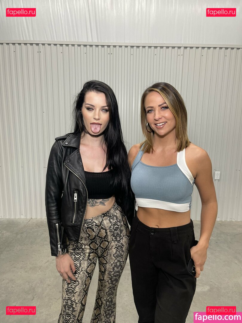 Saraya Bevis / realpaigewwe Onlyfans Photo Gallery 