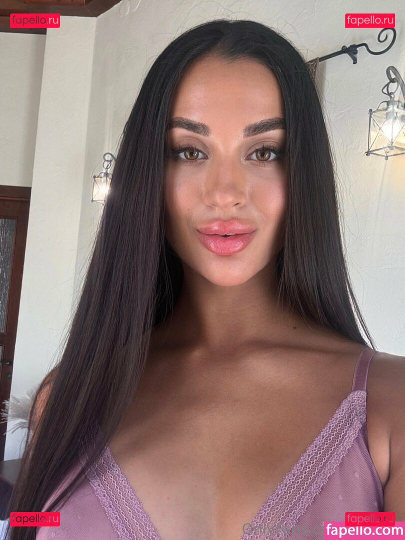 ariiiana / ariiiana.f Onlyfans Photo Gallery 