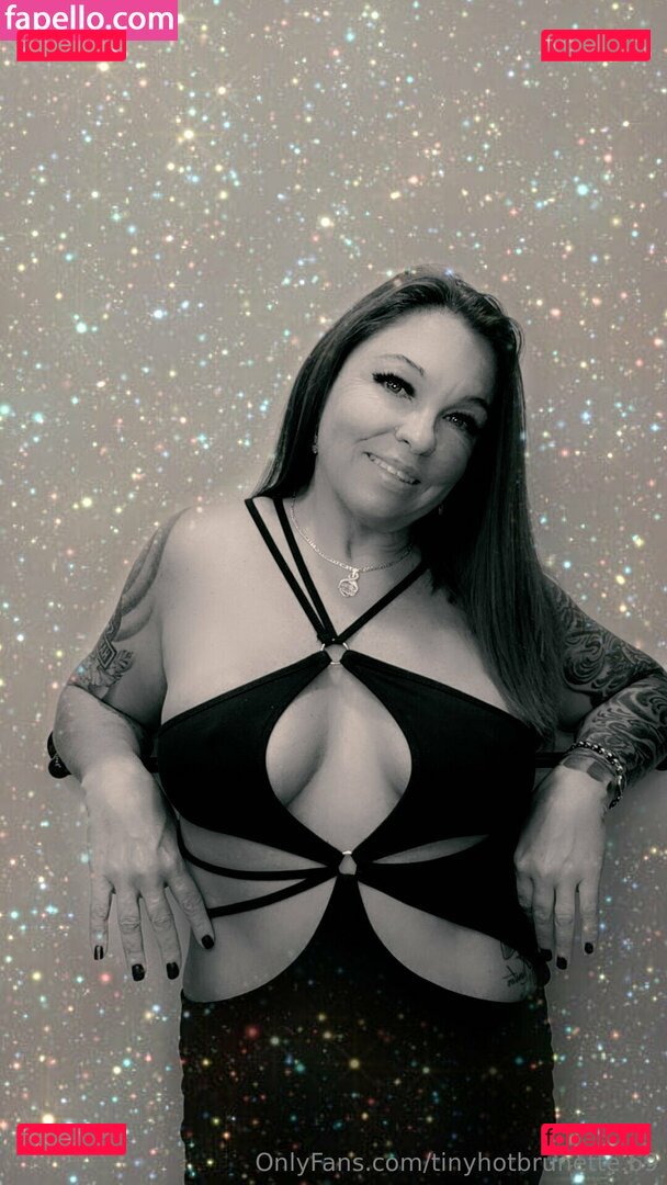 hotbrunette69 / tinyhotbrunette.69 Onlyfans Photo Gallery 