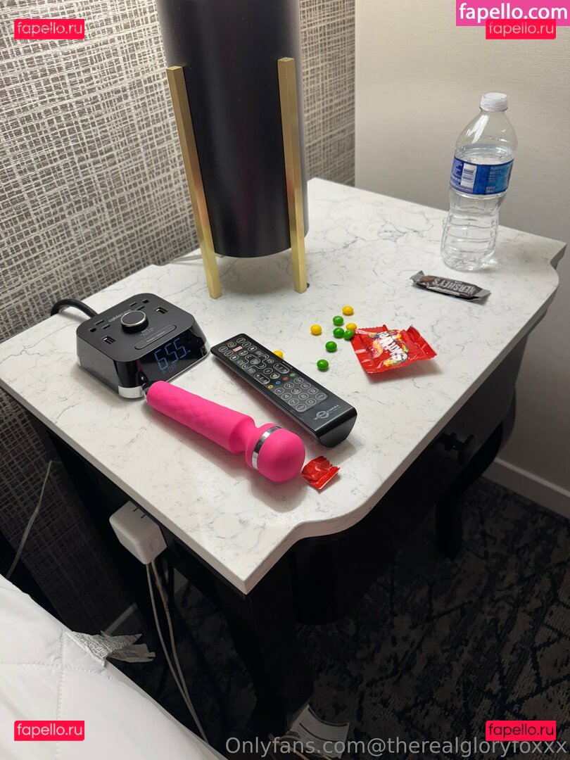 gloryalfonzov / therealgloryfoxxx