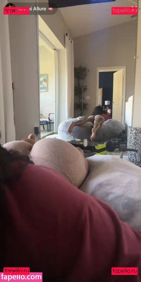 Naomi Allure / itsbarbi3 / naomi.allure / naomihendrixxx