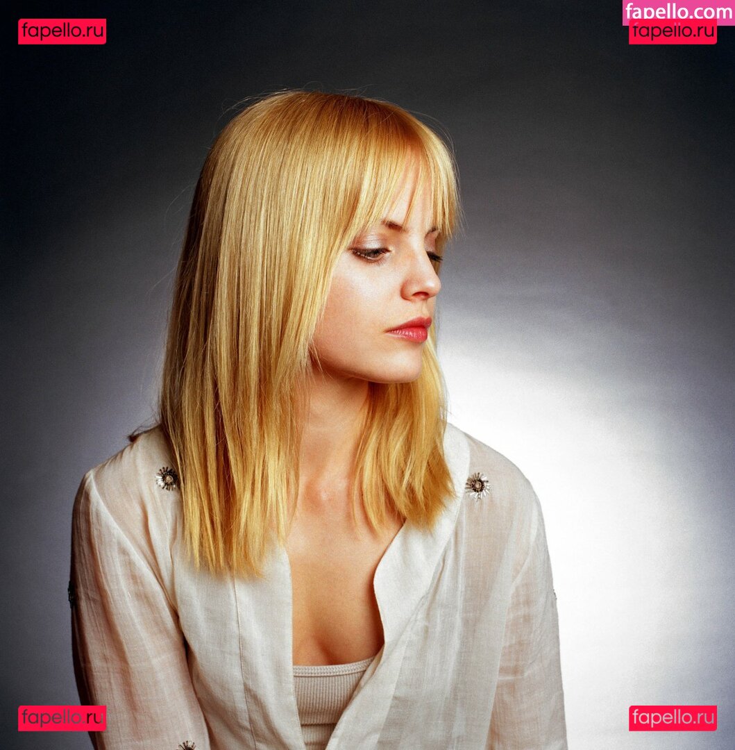 Mena Suvari Nude Onlyfans Photo 12