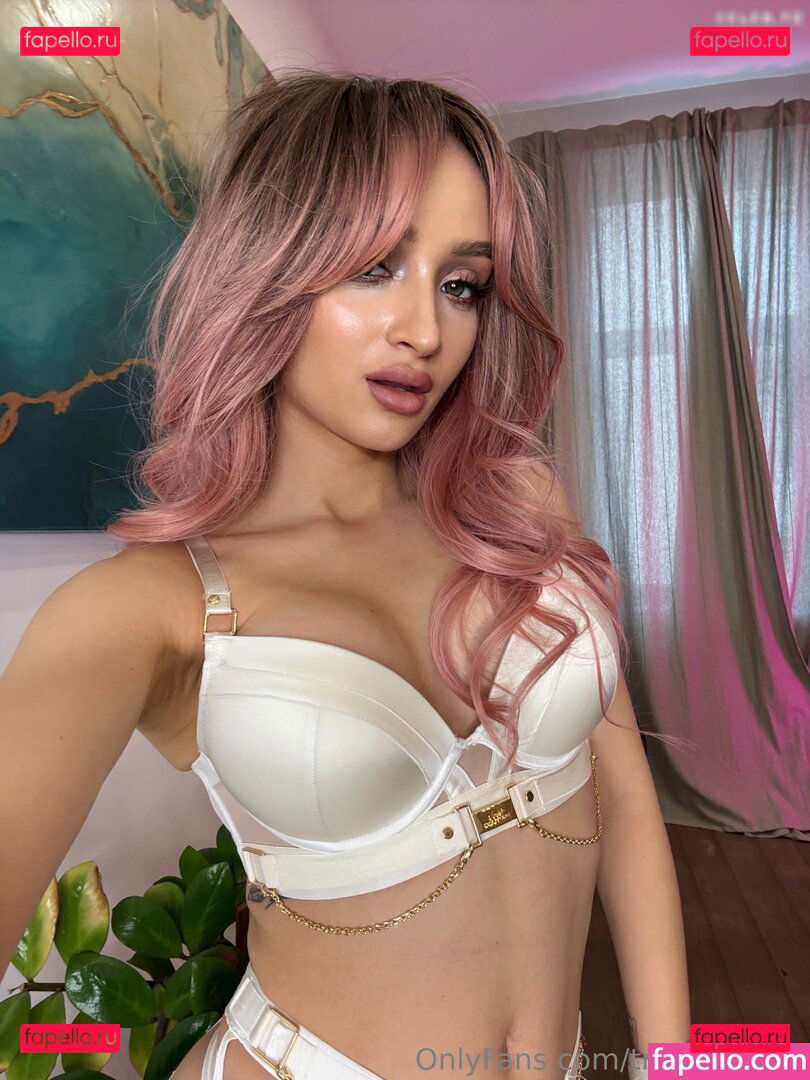 tinybrunettekira / transgirlkira Onlyfans Photo Gallery 