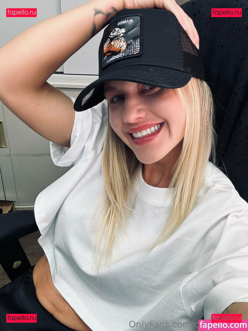 christine.de / christinedecarvalho / cutie.christi Onlyfans Photo Gallery 