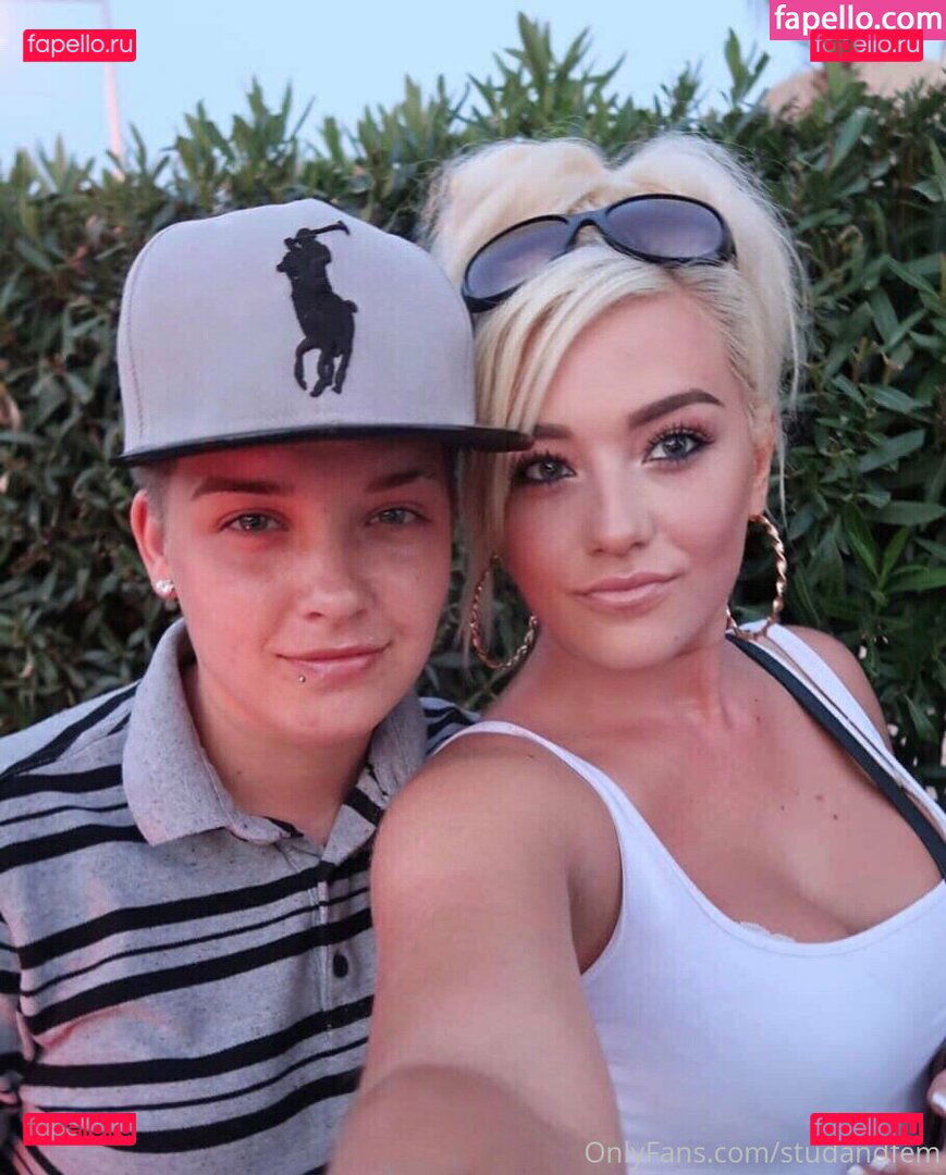 reallesbiansx / spooky_spice666 Onlyfans Photo Gallery 