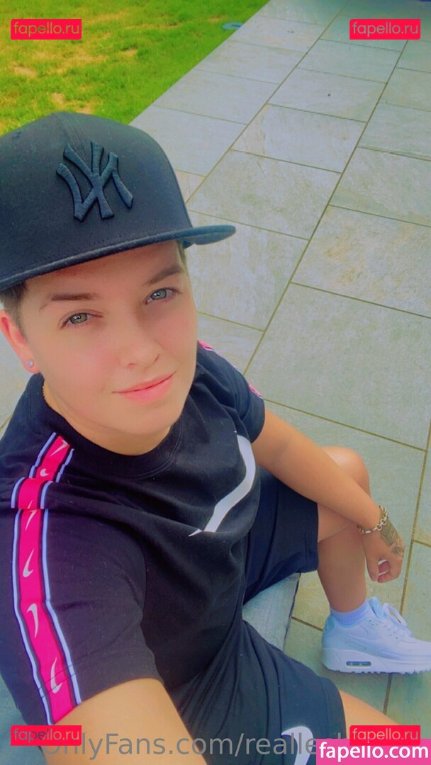 reallesbiansx / spooky_spice666 Onlyfans Photo Gallery 