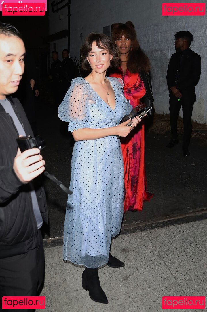 AT&T Girl / Milana Vayntrub / https: / milana_vayntrub / mintmilana Onlyfans Photo Gallery 