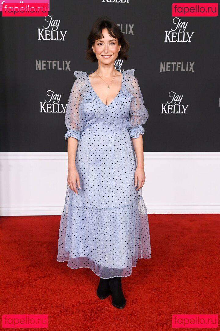 AT&T Girl / Milana Vayntrub / https: / milana_vayntrub / mintmilana Onlyfans Photo Gallery 