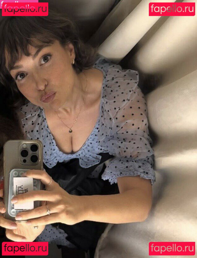 AT&T Girl / Milana Vayntrub / https: / milana_vayntrub / mintmilana Onlyfans Photo Gallery 