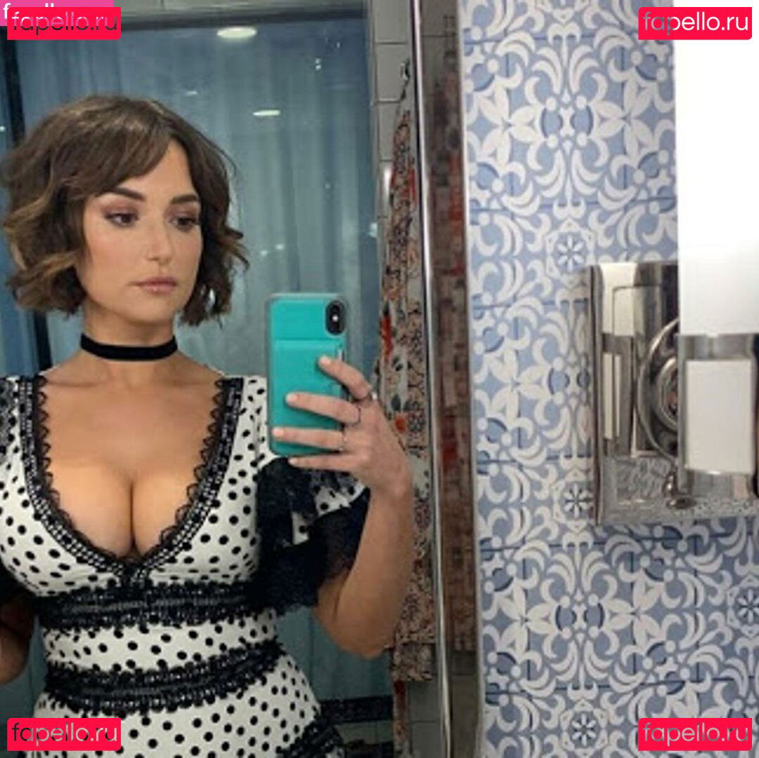 AT&T Girl / Milana Vayntrub / https: / milana_vayntrub / mintmilana Onlyfans Photo Gallery 