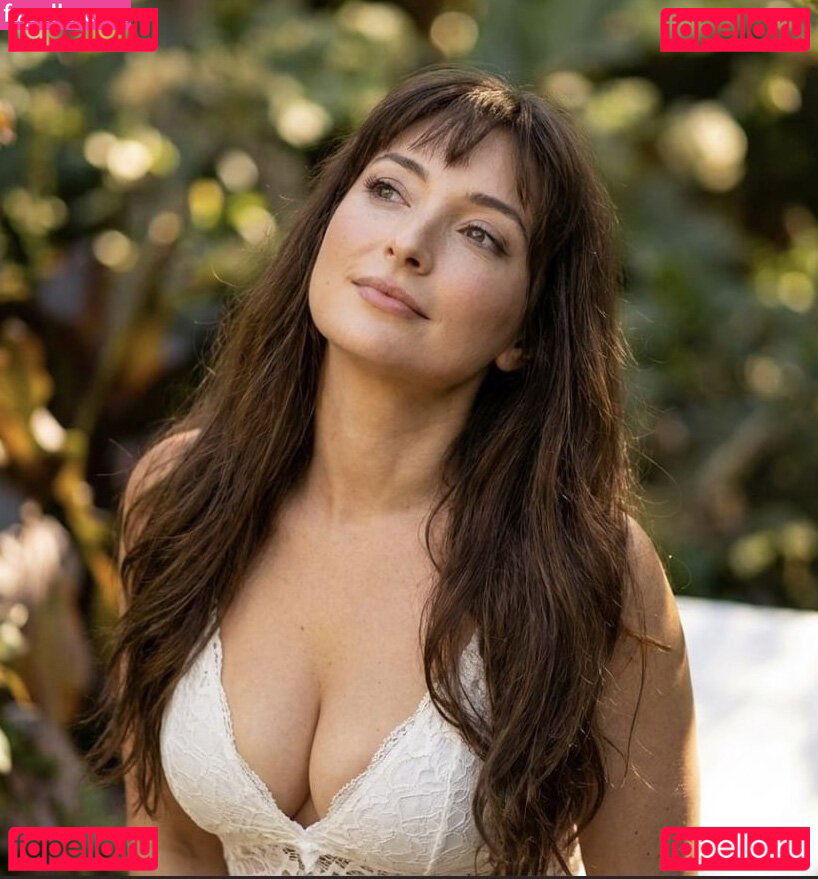 AT&T Girl / Milana Vayntrub / https: / milana_vayntrub / mintmilana Onlyfans Photo Gallery 