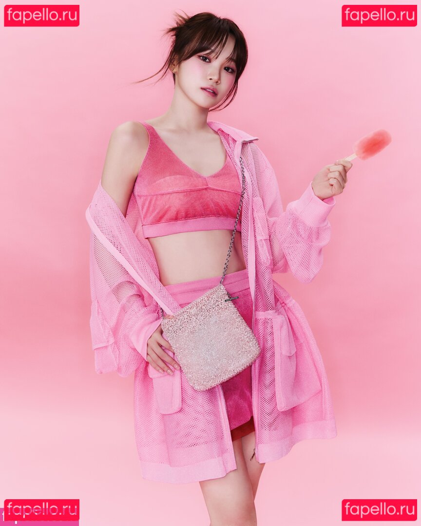 Kim Chaewon Nude Onlyfans Photo 33