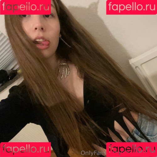 Emily Asmr / cherryemyy / emilyasmrr / emsmilla Onlyfans Photo Gallery 